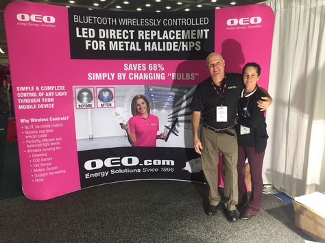 Curved high-resolution trade show backdrop
