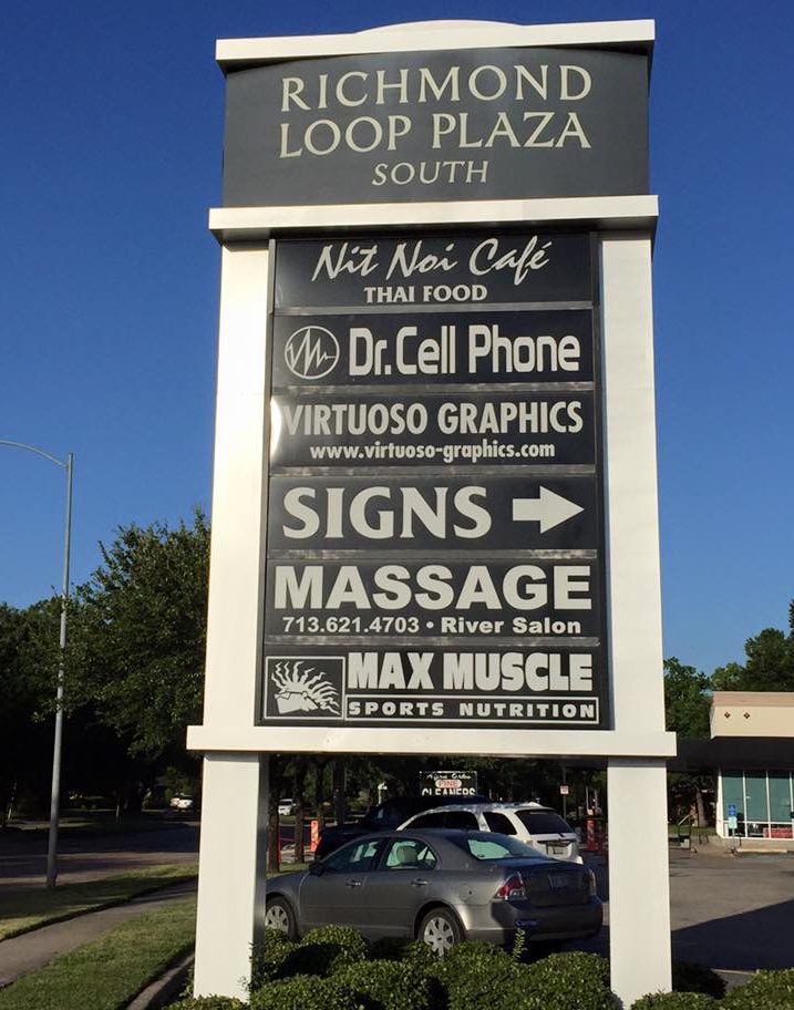 Illuminated tenant pylon sign with multiple sign cabinets