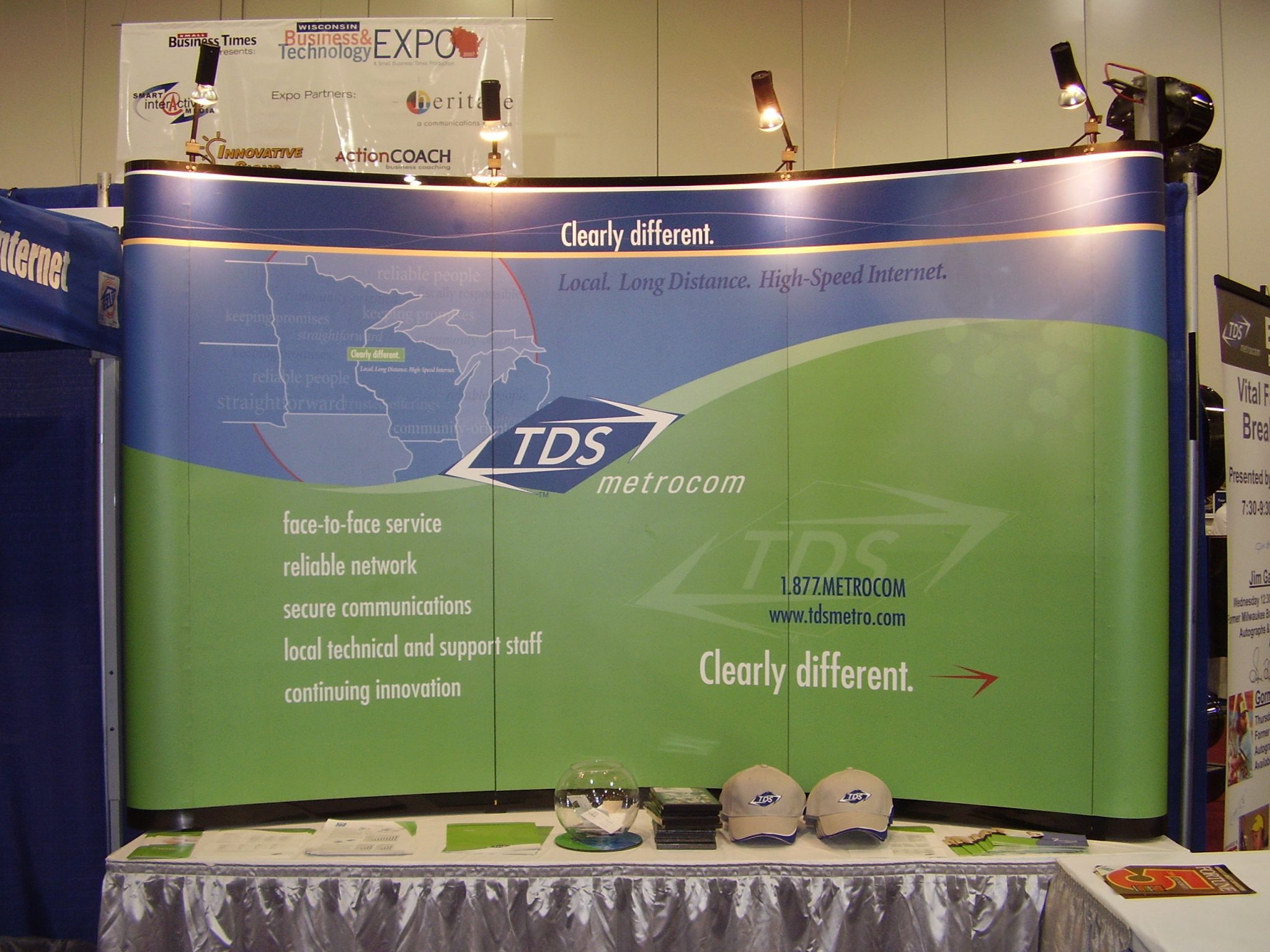 Multi-panel tabletop presentation display