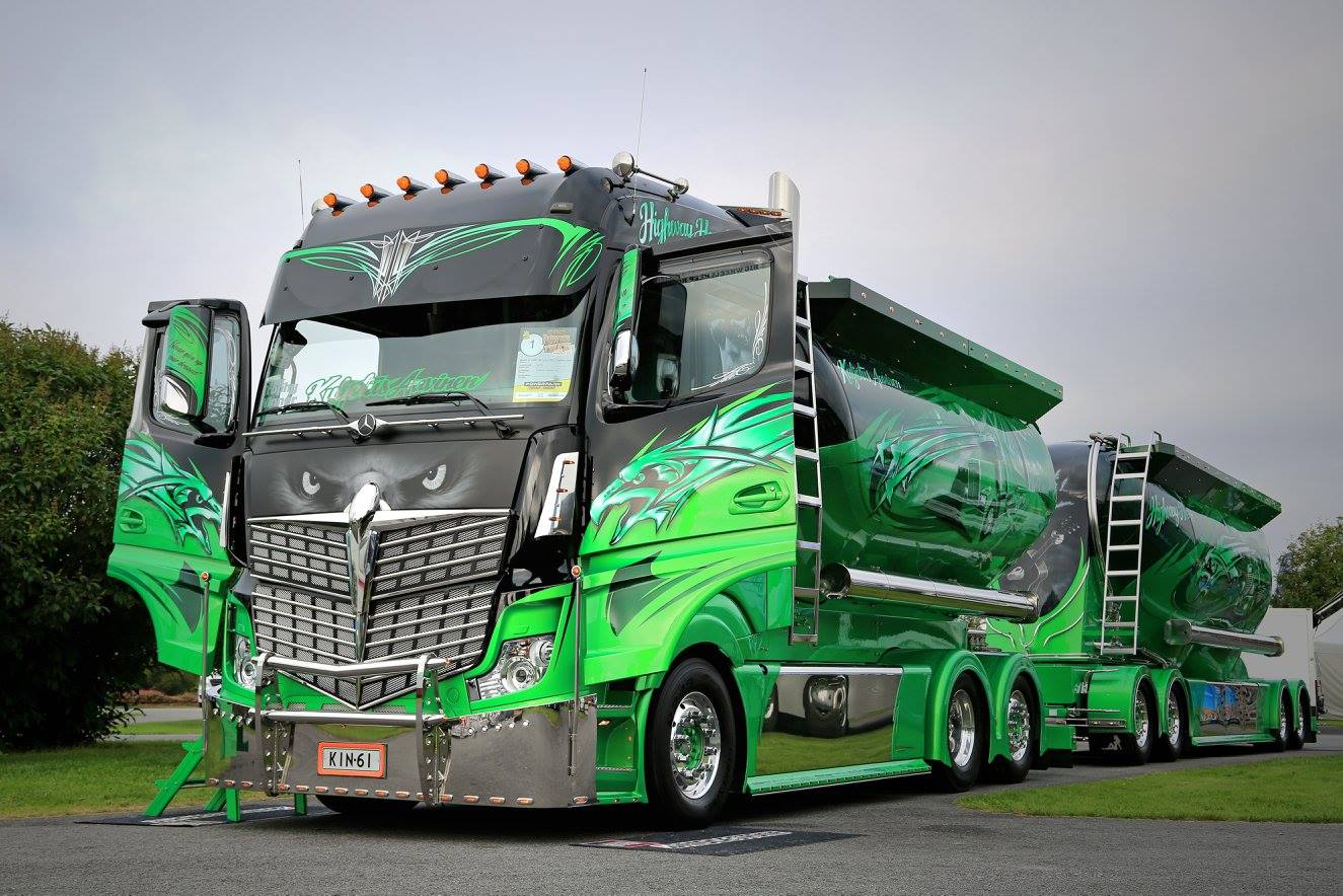 Commercial vehicle covered with high-resolution printed vinyl graphics